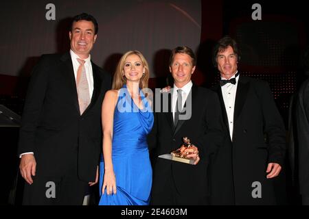 Ronn Moss, Ashley Jones, Dan Mc Vicar e il produttore Bradley Belle ricevono un premio per "The Bold and The Beautiful", che arriva alla 49esima cerimonia di chiusura del Festival TV di Monte-Carlo a Monaco il 11 giugno 2009. Foto di Denis Guignebourg/ABACAPRESS.COM Foto Stock