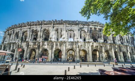 L'anfiteatro romano ben conservato Arena di Nîmes, Nimes; dipartimento Gard, regione Occitanie, Francia meridionale Foto Stock