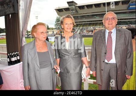 Prix du President de la Republique et le Prix des 75 ans de l'Armee de l'Air a l'Hippodrome de Vincennes en presence de la Ministre de l'Interieur, de l'Outre-Mer et des Collectivites territoriales Michele Alliot-Marie et ses parents Bernard et Renee Marie, a Vincennes, Parigi, Francia, le 13 giugno 2009. Foto di Mousse/ABACAPRESS.COM Foto Stock