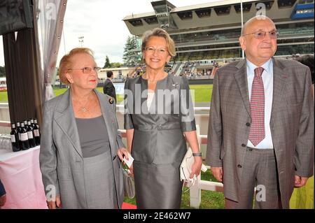 Prix du President de la Republique et le Prix des 75 ans de l'Armee de l'Air a l'Hippodrome de Vincennes en presence de la Ministre de l'Interieur, de l'Outre-Mer et des Collectivites territoriales Michele Alliot-Marie et ses parents Bernard et Renee Marie a Vincennes, Parigi, Francia, le 13 giugno 2009. Foto di Mousse/ABACAPRESS.COM Foto Stock