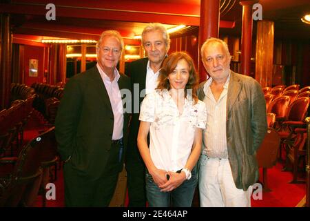 Il regista Bernard Murat, Pierre Ardisti, Sylvie Testud e Francois Berleand partecipano alla conferenza stampa per la programmazione della prossima stagione teatrale, che si terrà presso il Folies Bergere di Parigi, in Francia, il 18 giugno 2009. Foto di Denis Guignebourg/ABACAPRESS.COM Foto Stock