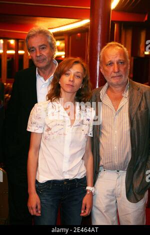 Pierre Ardisti, Sylvie Testud e Francois Berleand partecipano alla conferenza stampa per la programmazione della prossima stagione teatrale, tenutasi al Folies Bergere di Parigi, in Francia, il 18 giugno 2009. Foto di Denis Guignebourg/ABACAPRESS.COM Foto Stock