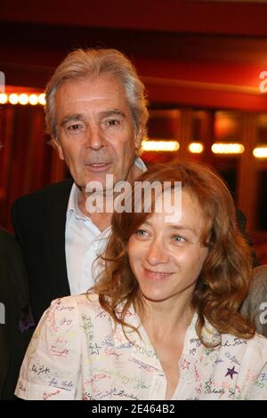 Pierre Ardisti e Sylvie Testud partecipano alla conferenza stampa per la programmazione della prossima stagione teatrale, che si terrà presso il Folies Bergere di Parigi, in Francia, il 18 giugno 2009. Foto di Denis Guignebourg/ABACAPRESS.COM Foto Stock