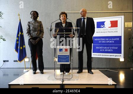 Il ministro francese uscente della Sanità e dello Sport Roselyne Bachelot (C) parla come segretario di Stato uscente responsabile dello Sport Bernard Laporte (R) e neo nominato Rama Yade guarda sopra durante la cerimonia di consegna presso la sede del Ministero dello Sport a Parigi, in Francia, il 24 giugno 2009. Foto di Mehdi Taamallah/ABACAPRESS.COM Foto Stock