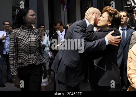 Il ministro francese uscente della Sanità e dello Sport Roselyne Bachelot (R) abbraccia il Segretario di Stato uscente responsabile dello Sport Bernard Laporte, come recentemente nominato Rama Yade (L), si occupa della cerimonia di consegna presso la sede centrale del Ministero dello Sport a Parigi, in Francia, il 24 giugno 2009. Foto di Mehdi Taamallah/ABACAPRESS.COM Foto Stock