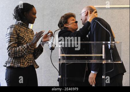 Il ministro francese uscente della Sanità e dello Sport Roselyne Bachelot (C) accoglie il segretario di Stato uscente responsabile dello Sport Bernard Laporte come nuovo nominato Rama Yade (L) applaude durante la cerimonia di consegna presso la sede centrale del Ministero dello Sport a Parigi, Francia, il 24 giugno 2009. Foto di Mehdi Taamallah/ABACAPRESS.COM Foto Stock