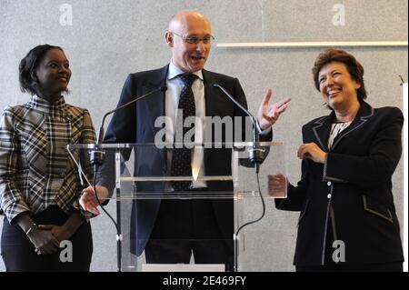 Il Segretario di Stato uscente della Francia responsabile dello Sport Bernard Laporte (C) parla come Ministro uscente della Salute e dello Sport Roselyne Bachelot (R) e appena nominato Rama Yade (L) guardano durante la cerimonia di consegna presso la sede del Ministero dello Sport a Parigi, Francia, il 24 giugno 2009. Foto di Mehdi Taamallah/ABACAPRESS.COM Foto Stock