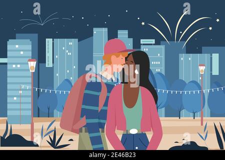 Le coppie camminano nell'illustrazione vettoriale della città di notte. Cartoon donna uomo amanti personaggi baciare, datare, godendo di moderno paesaggio urbano con fuochi d'artificio e cielo stellato, romantica passeggiata e sfondo amore Illustrazione Vettoriale