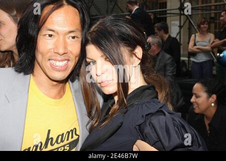 Steve Gan (L) e la cantante statunitense Fergie di Black Eye Peas durante Louis Vuitton la collezione maschile '104 pronta all'uso' (PAP francese) si è tenuta al 'le 25 Centquatre' di Parigi, in Francia, il Juin 2009, 2009-2010. Foto di Benoit Pinguet/ABACAPRESS.COM Foto Stock