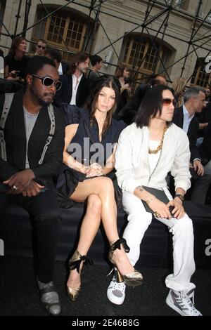 La cantante STATUNITENSE Fergie from Black Eye Peas durante Louis Vuitton la collezione maschile '2009-2010 Spring-Summer Ready to Wear (PAP francese) si è tenuta al 'le 104 Centquatre' di Parigi, Francia, il Juin 25, 2009. Foto di Benoit Pinguet/ABACAPRESS.COM Foto Stock