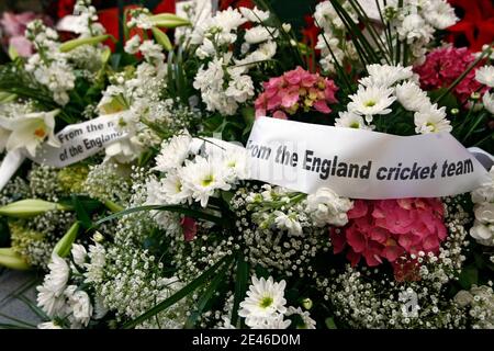 La squadra inglese di criquet ha messo giù la corona dei fiori ieri durante la cerimonia di 'ultimo alberino' nel memoriale della porta di Menin, un monumento dedicato ai soldati britannici e del Commonwealth uccisi vicino Ypres durante le lotte della prima guerra mondiale Foto Stock