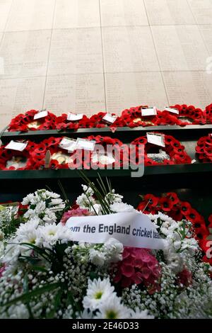 La squadra inglese di criquet ha messo giù la corona dei fiori ieri durante la cerimonia di 'ultimo alberino' nel memoriale della porta di Menin, un monumento dedicato ai soldati britannici e del Commonwealth uccisi vicino Ypres durante le lotte della prima guerra mondiale Foto Stock