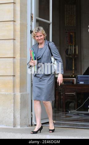 Ministro francese junior responsabile della famiglia e della solidarietà, Nadine Morano lascia Matignon Hotel dopo un incontro volto a definire il piano annunciato dal presidente francese Nicolas Sarkozy su un prestito nazionale, a Parigi, in Francia, il 28 giugno 2009. Foto di Mousse/ABACAPRESS.COM Foto Stock