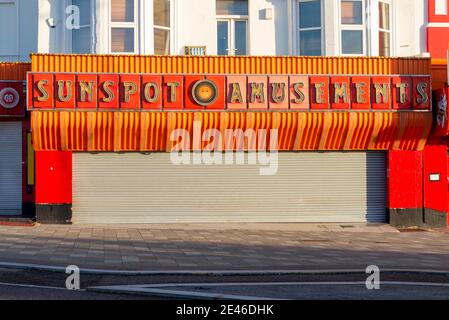 Sunspot sul lungomare di Marine Parade, a Southend on Sea, Essex, Regno Unito Foto Stock