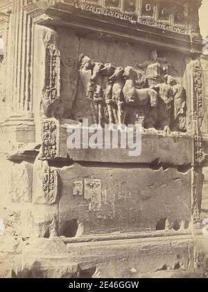 Robert MacPherson, 1811â–1872, britannico, bassorilievo della Biga, Arco di Tito, ca. 1860. Stampa albume su carta wove media, liscia, panna montata su tavola. Arco, marmo. Italia , Roma Foto Stock