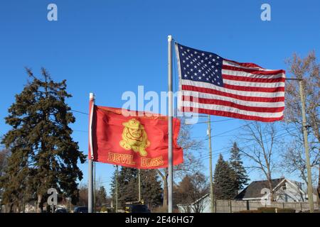 Bandiera degli Stati Uniti Marine Corps Devil Dogs con bandiera degli Stati Uniti volando accanto ad esso Foto Stock