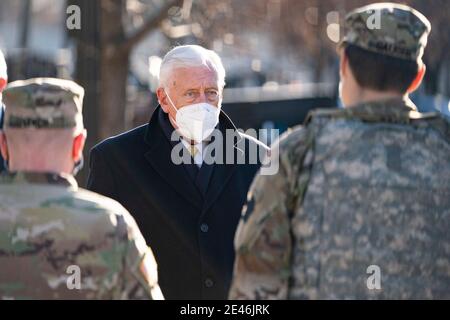 Washington, DC, Stati Uniti. 21 Gennaio 2021. Il leader della maggioranza della casa Steny Hoyer, D-Md., parla ai membri della Guardia Nazionale al di fuori del Campidoglio degli Stati Uniti a Washington, DC il 21 gennaio 2021. Credit: Dominick Sokotoff/ZUMA Wire/Alamy Live News Foto Stock