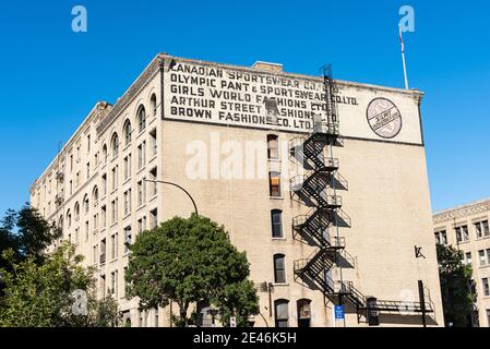 Vecchi annunci dipinti per Silpit Industries su vecchi edifici del centro della città di Winnipeg. Foto Stock