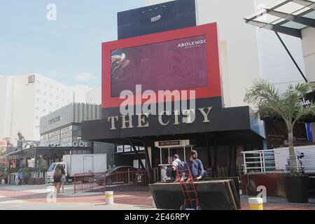 Cancun, Messico. 21 Gennaio 2021. (INT) Cancun con le sue attrazioni turistiche. 21 gennaio 2021, Cancun, Messico: Gli uomini vestiti in Spider-Man, i costumi di MascaraÃ¢â‚¬â„¢davanti al centro commerciale Forum sul Boulevard Kukulcan, zona Hotelera, attirano i turisti a scattare foto con loro per consigli, mentre i lavoratori restaurantsÃ¢â‚¬â„¢ lottano per i clienti che passano lungo il Boulevard per cenare al loro posto. Il Boulevard è pieno di club e ristoranti che incontrano ogni turista Taste.Credit: Niyi Fote /Thenews2. Credit: Niyi Fote/TheNEWS2/ZUMA Wire/Alamy Live News Foto Stock