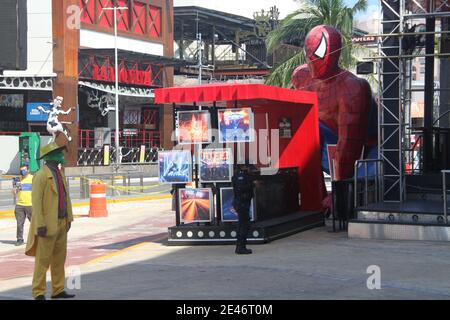 Cancun, Messico. 21 Gennaio 2021. (INT) Cancun con le sue attrazioni turistiche. 21 gennaio 2021, Cancun, Messico: Gli uomini vestiti in Spider-Man, i costumi di MascaraÃ¢â‚¬â„¢davanti al centro commerciale Forum sul Boulevard Kukulcan, zona Hotelera, attirano i turisti a scattare foto con loro per consigli, mentre i lavoratori restaurantsÃ¢â‚¬â„¢ lottano per i clienti che passano lungo il Boulevard per cenare al loro posto. Il Boulevard è pieno di club e ristoranti che incontrano ogni turista Taste.Credit: Niyi Fote /Thenews2. Credit: Niyi Fote/TheNEWS2/ZUMA Wire/Alamy Live News Foto Stock