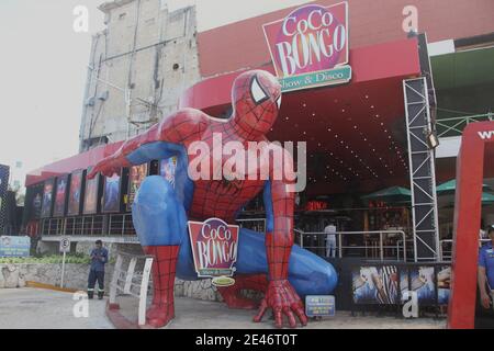 Cancun, Messico. 21 Gennaio 2021. (INT) Cancun con le sue attrazioni turistiche. 21 gennaio 2021, Cancun, Messico: Gli uomini vestiti in Spider-Man, i costumi di MascaraÃ¢â‚¬â„¢davanti al centro commerciale Forum sul Boulevard Kukulcan, zona Hotelera, attirano i turisti a scattare foto con loro per consigli, mentre i lavoratori restaurantsÃ¢â‚¬â„¢ lottano per i clienti che passano lungo il Boulevard per cenare al loro posto. Il Boulevard è pieno di club e ristoranti che incontrano ogni turista Taste.Credit: Niyi Fote /Thenews2. Credit: Niyi Fote/TheNEWS2/ZUMA Wire/Alamy Live News Foto Stock