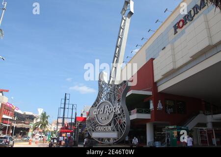 Cancun, Messico. 21 Gennaio 2021. (INT) Cancun con le sue attrazioni turistiche. 21 gennaio 2021, Cancun, Messico: Gli uomini vestiti in Spider-Man, i costumi di MascaraÃ¢â‚¬â„¢davanti al centro commerciale Forum sul Boulevard Kukulcan, zona Hotelera, attirano i turisti a scattare foto con loro per consigli, mentre i lavoratori restaurantsÃ¢â‚¬â„¢ lottano per i clienti che passano lungo il Boulevard per cenare al loro posto. Il Boulevard è pieno di club e ristoranti che incontrano ogni turista Taste.Credit: Niyi Fote /Thenews2. Credit: Niyi Fote/TheNEWS2/ZUMA Wire/Alamy Live News Foto Stock