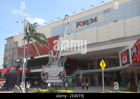 Cancun, Messico. 21 Gennaio 2021. (INT) Cancun con le sue attrazioni turistiche. 21 gennaio 2021, Cancun, Messico: Gli uomini vestiti in Spider-Man, i costumi di MascaraÃ¢â‚¬â„¢davanti al centro commerciale Forum sul Boulevard Kukulcan, zona Hotelera, attirano i turisti a scattare foto con loro per consigli, mentre i lavoratori restaurantsÃ¢â‚¬â„¢ lottano per i clienti che passano lungo il Boulevard per cenare al loro posto. Il Boulevard è pieno di club e ristoranti che incontrano ogni turista Taste.Credit: Niyi Fote /Thenews2. Credit: Niyi Fote/TheNEWS2/ZUMA Wire/Alamy Live News Foto Stock