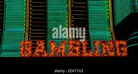 Dopo l'illuminazione oscura dell'insegna storica del gioco d'azzardo Neon, The Freemont Street Experience, Las Vegas, Nevada, USA Foto Stock