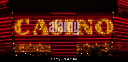 Dopo l'illuminazione oscura del segno di Neon del Casino, l'esperienza di Freemont Street, Las Vegas, Nevada, Stati Uniti Foto Stock