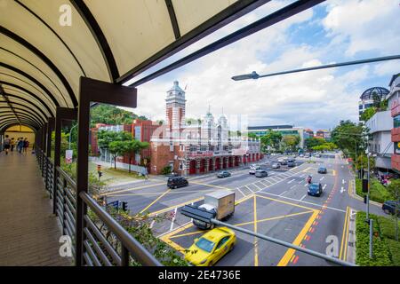 La vista della Civil Defense Heritage Gallery (CDHG) dal ponte pedonale. Questo edificio era la stazione centrale dei vigili del fuoco di Singapore. Foto Stock