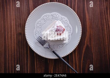 Torta corta di fragola mangiata metà Foto Stock