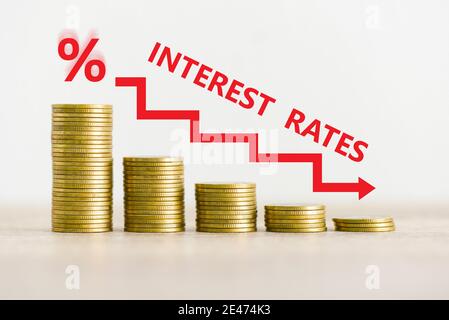 Tasso di interesse finanziario e ipotecario concetto, stack di moneta che mostra percentuale diminuzione grafico tassi di interesse aumento Foto Stock