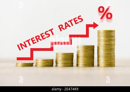 Tasso di interesse finanziario e ipotecario concetto, stack di moneta che mostra aumento percentuale grafico tassi di interesse aumento Foto Stock