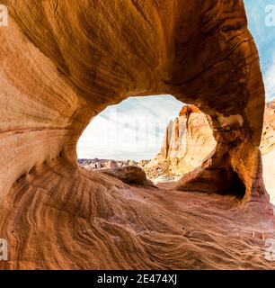 Le cupole bianche viste attraverso la cornice di Thunderstorm Arch, Valley of Fire state Park, Nevada, USA Foto Stock