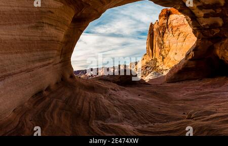 Le cupole bianche viste attraverso la cornice di Thunderstorm Arch, Valley of Fire state Park, Nevada, USA Foto Stock