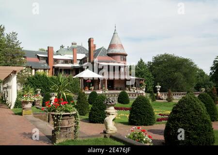 Il Sonnenberg Mansion, una tenuta della regina Anna del 1887 conosciuta per il suo giardino botanico a Canandaigua, New York, Stati Uniti. Foto Stock