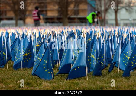 Washington, DC, USA, 21 gennaio 2021. Nella foto: Le bandiere dell'Indiana nel campo delle bandiere sul National Mall come era stato eliminato al tramonto il giorno dopo l'inaugurazione. Il giorno dopo un insediamento presidenziale per lo più ripristina la normalità a Washington. La maggior parte delle misure di sicurezza supplementari sono state superate e la maggior parte delle strade sono state riaperte di mattina. Credit: Alison C Bailey/Alamy Live News Foto Stock