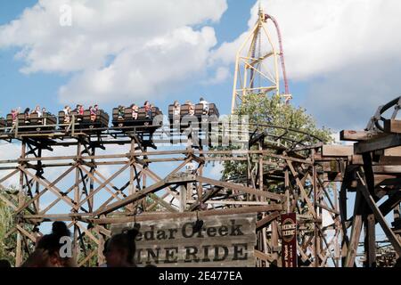Il Cedar Creek Mine Ride in una giornata estiva al parco divertimenti Cedar Point a Sandusky, Ohio, USA. Foto Stock