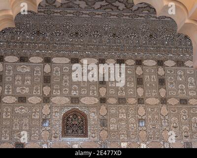 JAIPUR, INDIA - 22 MARZO 2019: Ampio colpo di piastrelle di specchio su un muro di palazzo a forte ambra Foto Stock