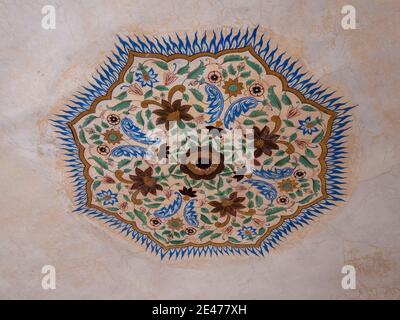 JAIPUR, INDIA - 22 MARZO 2019: Decorazioni dipinte ornate su un soffitto al palazzo del forte ambrato Foto Stock