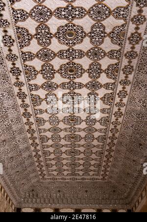 JAIPUR, INDIA - 22 MARZO 2019: Primo piano di piastrelle di specchio su un soffitto di palazzo di forte ambra Foto Stock