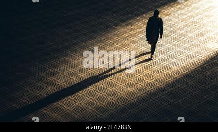 KARAJ, IRAN - 29 agosto 2020: Una ragazza cammina da sola in silhouette Foto Stock