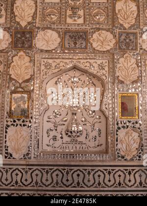 JAIPUR, INDIA - 22 MARZO 2019: Un bel mosaico floreale specchio su una parete di palazzo a forte ambra Foto Stock