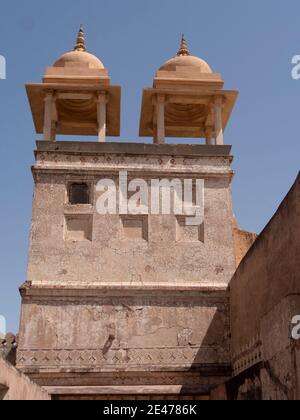 JAIPUR, INDIA - 22 MARZO 2019: Un colpo esterno di cupole a baldacchino su un edificio al palazzo del forte ambrato Foto Stock