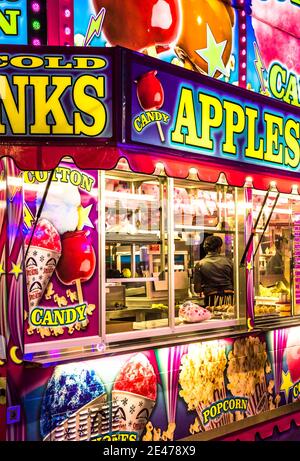 SASKATOON, CANADA - 08 luglio 2016: Stand di vendita di mele caramelle in una fiera di notte Foto Stock