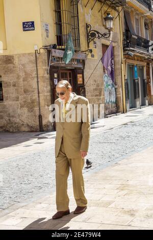 Spagna Valencia Ispanica Ciutat Vella centro storico quartiere Plaza Placa de la Companyia pedone uomo anziano che indossa cravatta a piedi Foto Stock