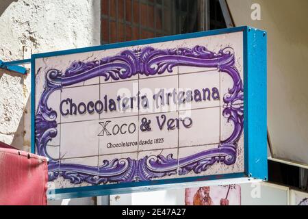Spagna Valencia Ispanica Ciutat Vella centro storico quartiere CHOCOLATERIA Xoco & vero cioccolatiere pasticceria esterna segno Foto Stock