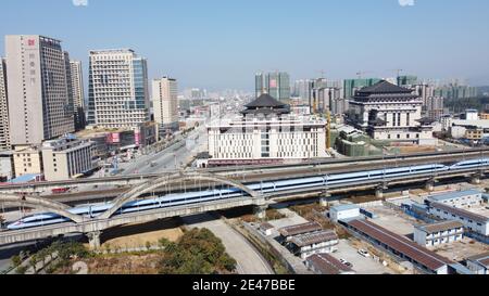 Una vista aerea di un treno di Fuxing Hao, una serie di treni ad alta velocità e ad alta velocità EMU, che corrono sulla ferrovia nella città di Guilin, Gua sud-ovest della Cina¯ Foto Stock