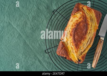 Pane alla banana, torta con banana. Pane intero su griglia. Foto Stock