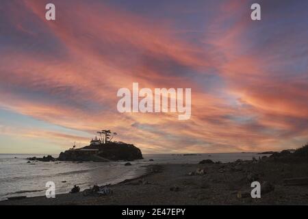 Maestoso paesaggio del tramonto sul faro di Battery Point nel porto di Crescent City, Oregon Foto Stock